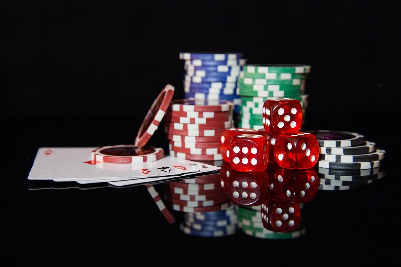 Meja Lightning Baccarat dengan dealer langsung di studio kasino whiteslot